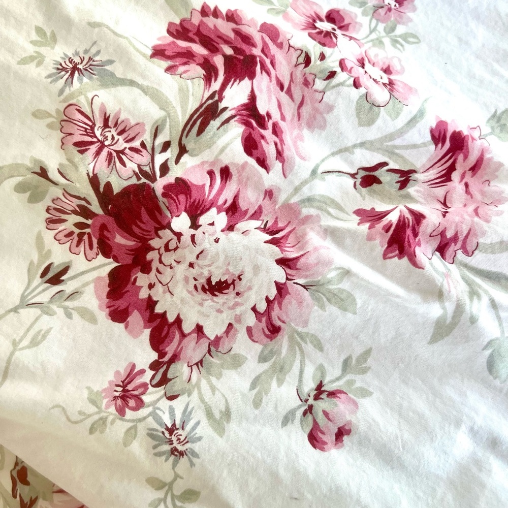 Shabby Chic Roses Floral on White Twin reversible Comforter